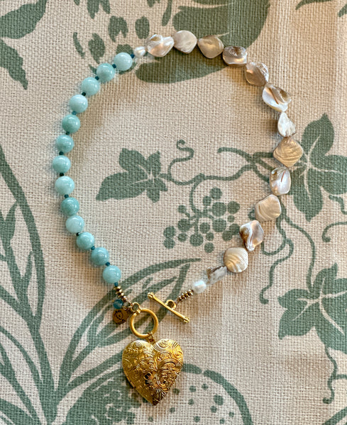 Perlenkette mit Perlmuttperlen, Spacer Perlchen, Morganite Perlen und Herzanhänger